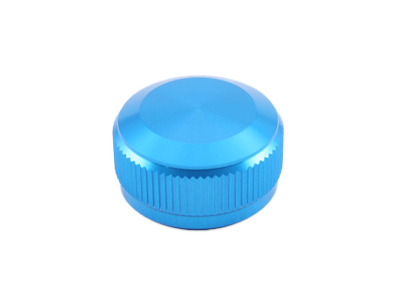Die Avail Hell Blau Aluminum Spool Tension Knob Cap für 19 SLX MGL, 20 SLX DC und 21 SLX BFS ist rund mit einer glatten Oberseite und strukturierten Seiten für mehr Griffigkeit, dargestellt auf einem schlichten weißen Hintergrund.