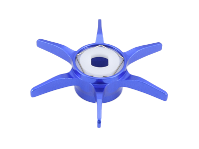 Die metallisch blaue Avail Hexagonal Sternbremse für Shimano von Avail steht auf weißem Hintergrund und zeigt sechs Speichen und eine sechseckige Öffnung in der Mitte.