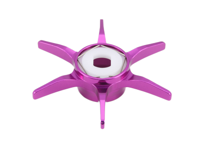 Eine metallische, sechsspeichige, lila Avail Hexagonal Sternbremse für Shimano mit einem weißen sechseckigen Zentrum; dieses maschinell bearbeitete Teil wird in mechanischen oder Automobilanwendungen verwendet.