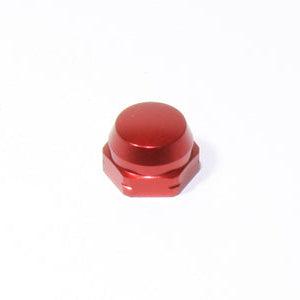 Eine kleine, sechseckige rote Metallkappe - eine Avail Shimano Handle Locknut M7 (Rot) für originale Shimano Kurbeln - wird vor einem schlichten weißen Hintergrund gezeigt.