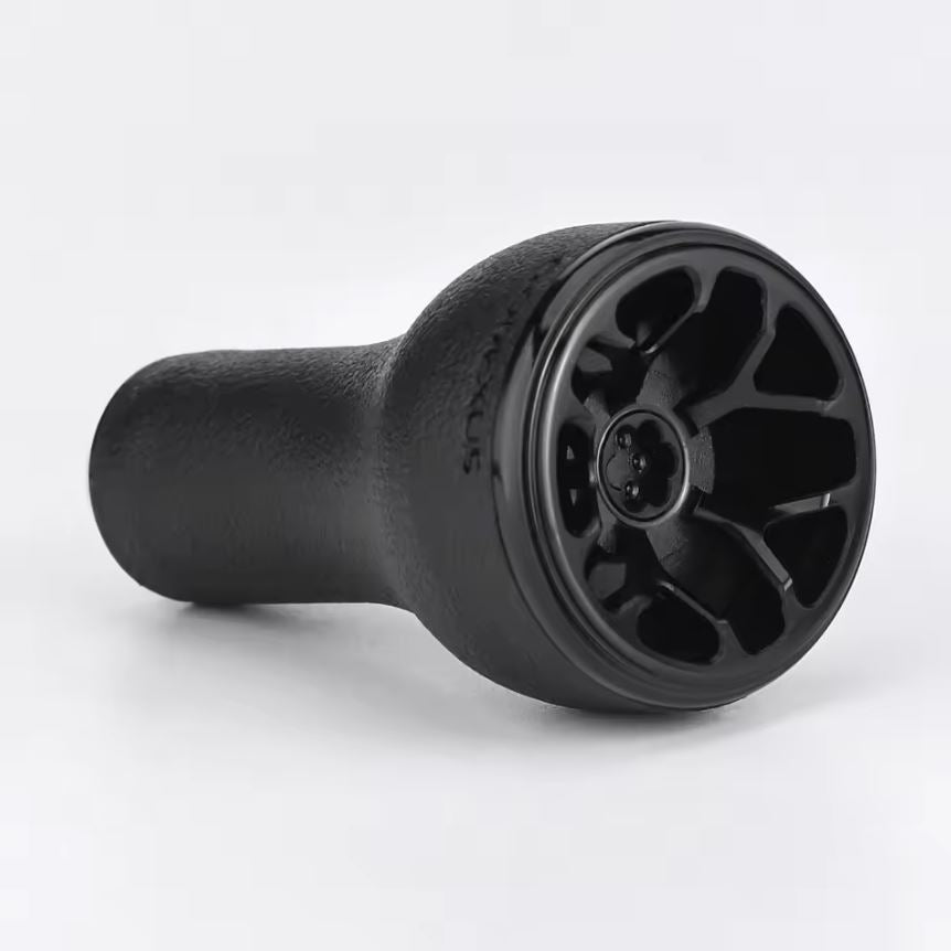 Der Gomexus 30mm TPE-L Knopf, ein schwarzer zylindrischer Drehknopf von Gomexus, verfügt über einen strukturierten Griff und ein mehrspeichiges, radähnliches Ende, das horizontal auf einem schlichten weißen Hintergrund abgebildet ist.