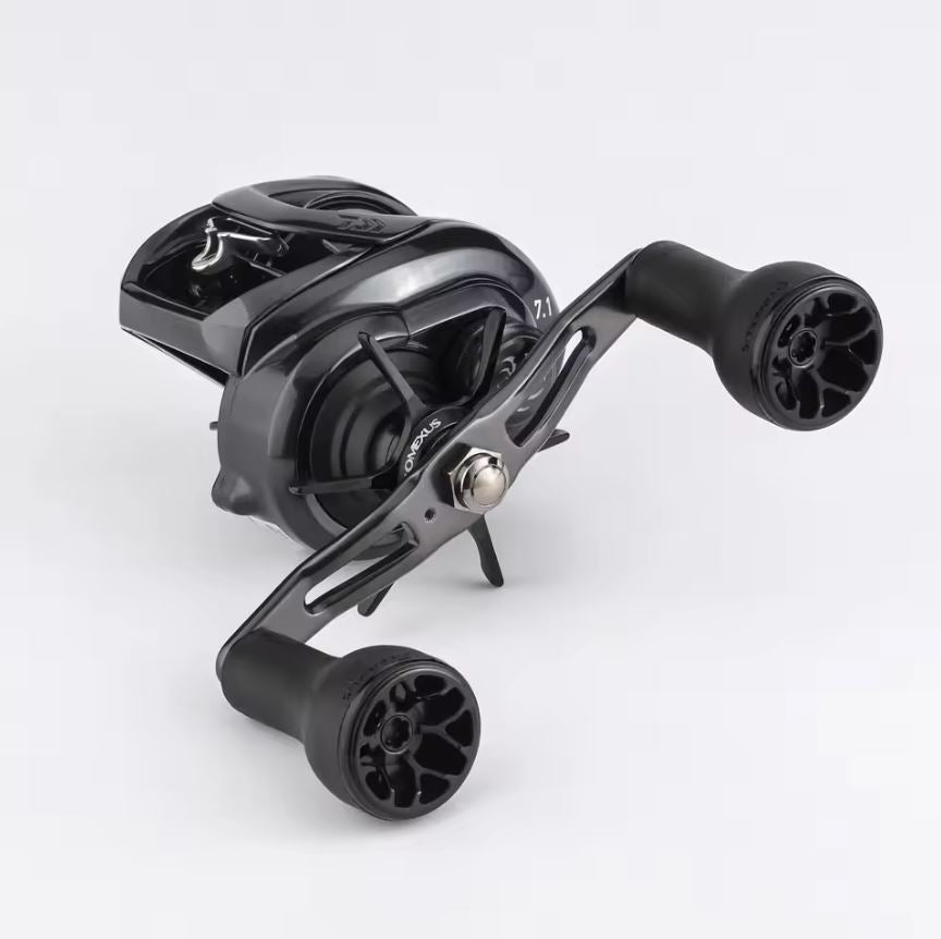 Der Gomexus 30mm TPE-L Knob, ein schwarz-silberner ergonomischer Baitcasting-Rollengriff von Gomexus, verfügt über zwei große Griffe mit einem TPE Power Knob für einen rutschfesten Griff und ist auf einem schlichten weißen Hintergrund dargestellt.