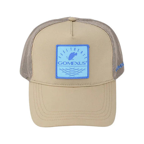 Die Gomexus Cap von Gomexus ist eine beige Trucker-Mütze mit Netzrückseite und hellblauem FEEL THE FIGHT GOMEXUS-Patch mit Fisch- und Netz-Design – ideal als Anglergeschenk oder für stylischen Sonnenschutz.