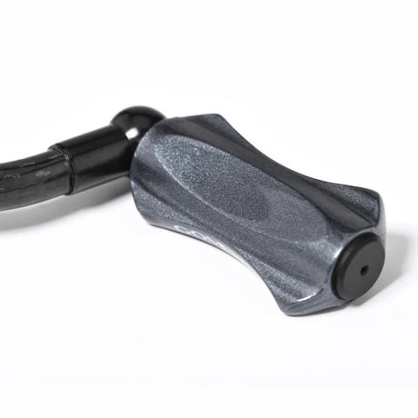 Nahaufnahme des Gomexus CraftFin-35 Carbon-Griffs für Stationärrollen - sein 35-mm-Carbon-Kurbelarm und sein 18-mm-Knauf erinnern an ultraleichte Angelausrüstung, mit einem schlanken Design wie eine Hochleistungs-Carbon-Kurbelkomponente.