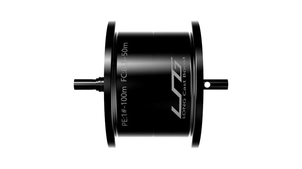 Eine schwarze Gomexus Flat Spool für Shimano 20 & 22 Metanium | BFS Spule Aluminium mit weißem Text (P.E:1. #4/100m, FC:8/1.5/0m, LONG CAST SPOOL 45) ist auf weißem Hintergrund abgebildet, ideal für BFS-Tuning.