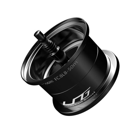 Eine schwarze zylindrische Gomexus Flat Spool für Shimano 20 & 22 Metanium Rollen, aus Aluminium mit FC:8LB-50m Markierung und Logic Cast Boost, entwickelt für BFS Tuning, isoliert auf weißem Hintergrund dargestellt.