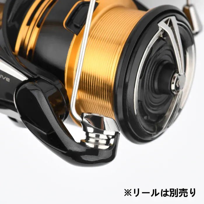 Nahaufnahme eines Gomexus Schnurlaufröllchens für Daiwa 23 Regalis in Gold und Schwarz von Gomexus, vor einem schlichten weißen Hintergrund. Der japanische Text unten rechts lautet "※リールは別売り" (Rolle separat erhältlich).