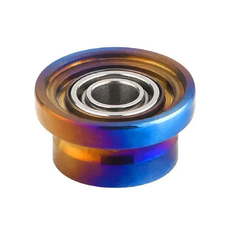 Eine Nahaufnahme des Gomexus Schnurlaufröllchens für Daiwa 23 Regalis von Gomexus, abgebildet in der Farbe Aurora mit einer runden Metallform, einer zentralen kreisförmigen Öffnung und glatten Außenkanten.