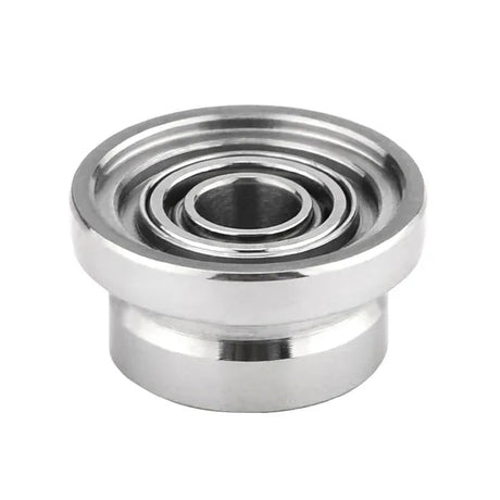 Eine Nahaufnahme eines silbernen Metallkugellagers mit gebördeltem Rand, wie es im Gomexus Schnurlaufröllchen für Daiwa 23 Regalis von Gomexus verwendet wird, isoliert auf weißem Hintergrund dargestellt.