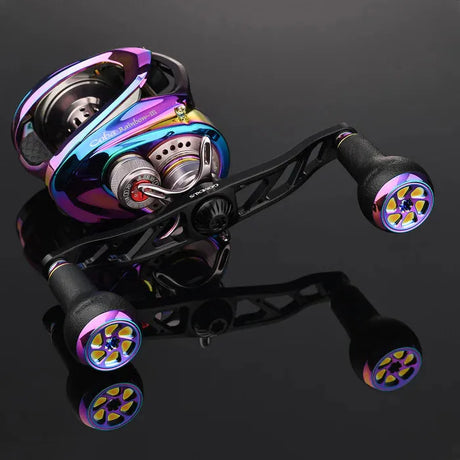 Abgebildet ist eine Baitcastingrolle mit Gomexus Super Duralumin 120-mm-Griff und 27-mm-Aurora-TPE-Knöpfen (7 x 4 mm) in metallischem Mehrfarbendesign und glatten Griffen vor einer glänzend schwarzen reflektierenden Oberfläche.