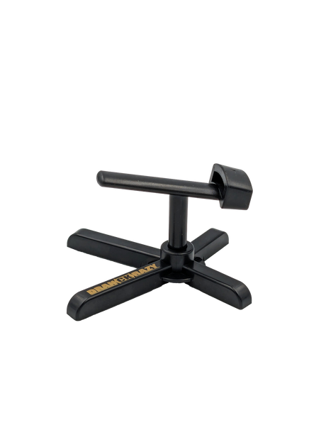 Der Röllenständer DK | Reel Stand von RL-Angelrollentuning ist ein schwarzer, kreuzförmiger Organizer aus Kunststoff mit zentralem Drehmechanismus und QUICKPLAY in Gelb – perfekt für Ihre Baitcasterrolle.
