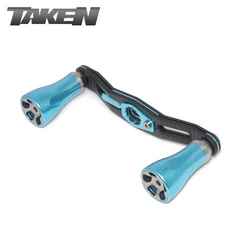 Der Taken A2 Carbon Griff 90 mm in Himmel Blau verfügt über zwei ergonomische Aluminiumknöpfe und passt auf Shimano und Daiwa Rollen, mit dem Taken Logo auf weißem Hintergrund.
