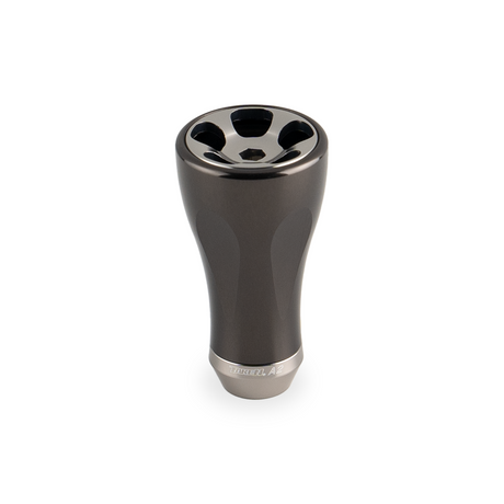 Ein Taken A2 Knob 36mm, ein glänzender Tuningknopf aus Rotgussaluminium für Shimano & Daiwa Rollen von Taken, mit einer konischen zylindrischen Form, sechs großen oberen Löchern und einer zentralen sechseckigen Öffnung ist auf einem schlichten weißen Hintergrund abgebildet.