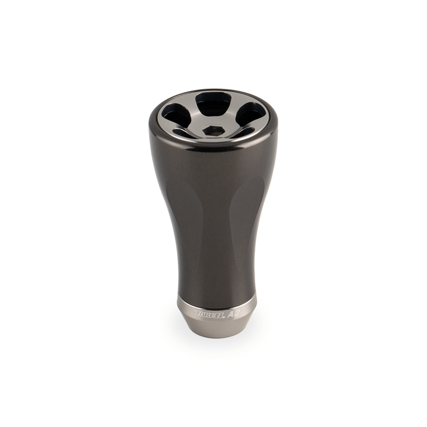 Ein Taken A2 Knob 36mm, ein glänzender Tuningknopf aus Rotgussaluminium für Shimano & Daiwa Rollen von Taken, mit einer konischen zylindrischen Form, sechs großen oberen Löchern und einer zentralen sechseckigen Öffnung ist auf einem schlichten weißen Hintergrund abgebildet.