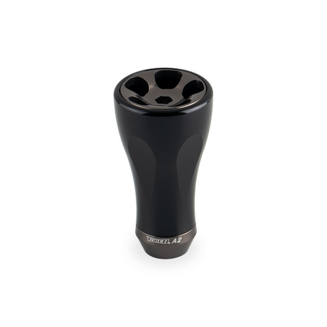Der Taken A2 Knob 36mm ist ein schwarzer, zylindrischer Tuning Aluminium Knauf von Taken mit dezenten Rillen - ideal für Shimano & Daiwa Angelrollen und perfekt als stilvolles Upgrade.