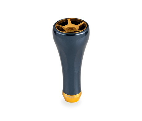 Ein Königsblauer Wasserpfeifenkopf von Taken, inspiriert von dem 50mm Taken A7 Knob Tuning Aluminium Knauf für Shimano & Daiwa Angelrollen, zeichnet sich durch ein metallisch blaues und goldenes Design mit einer breiten Basis und goldfarbenen Luftstromöffnungen aus.