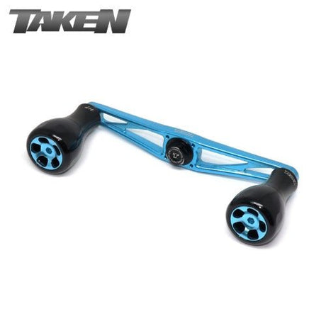 A Taken AZ100 Power Handle aus Duraluminium mit H7 Knobs in Himmel Blau, für Shimano & Daiwa, mit Taken Logo oben links auf weißem Hintergrund.