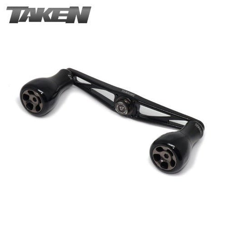 Der Taken AZ100 Handle ist ein schwarzer Power Handle aus Duraluminium mit H7 Knobs für Shimano & Daiwa, mit dem Taken Logo auf weißem Hintergrund.