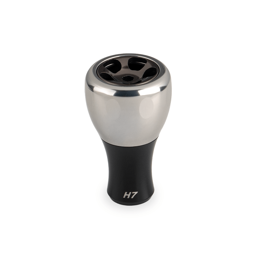 Der Taken H7 Knob 40mm von Taken aus Titan ist ein Aluminium-Stimmknopf für Baitcaster und Spinnrollen (Shimano & Daiwa), der aufrecht vor einem weißen Hintergrund abgebildet ist.