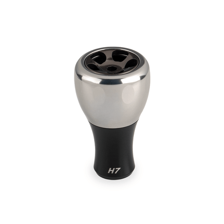 Der Taken H7 Knob 40mm von Taken aus Titan ist ein Aluminium-Stimmknopf für Baitcaster und Spinnrollen (Shimano & Daiwa), der aufrecht vor einem weißen Hintergrund abgebildet ist.
