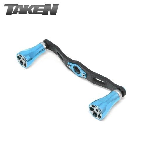 Der Taken One11 A2 Carbon Griff (111 mm) von Taken verfügt über einen schwarzen Carbongriff, Himmel Blau A2 Aluminium Knobs und einen Mittelsteg, dargestellt auf weißem Hintergrund mit dem TAKEN Logo in der oberen linken Ecke. Geeignet für Shimano & Daiwa.