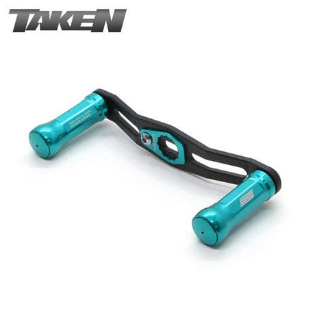 Der Taken SS Carbon Handle 85 mm, eine Tuning Carbon Kurbel für Shimano & Daiwa mit himmelblauen SS Aluminium Knobs und einem schwarzen Mittelarm, zeigt das Taken Logo in der oberen linken Ecke auf weißem Hintergrund.