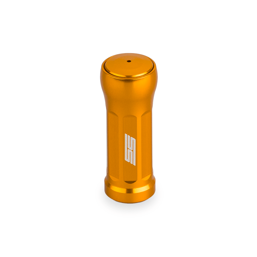 Der Taken SS Knob 35mm - Tuning Aluminium Knauf für Shimano & Daiwa Angelrollen von Taken zeichnet sich durch ein orange-metallic Finish, vertikale Rillen und ein weißes SS Logo aus, das aufrecht auf einem schlichten weißen Hintergrund abgebildet ist.