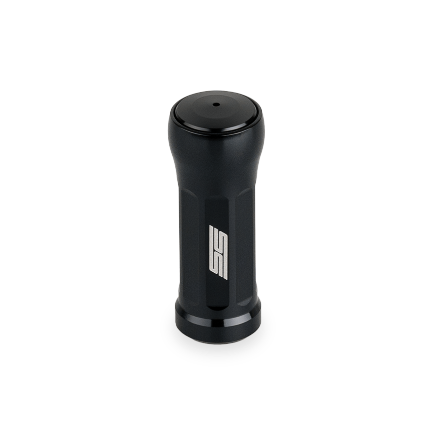 Der Taken SS Knob 35mm von Taken ist ein schwarzer, zylindrischer Aluminiumknopf mit geriffeltem Körper und "SS"-Logo, perfekt für die Aufrüstung von Shimano- und Daiwa-Angelrollen, abgebildet auf einem schlichten weißen Hintergrund.