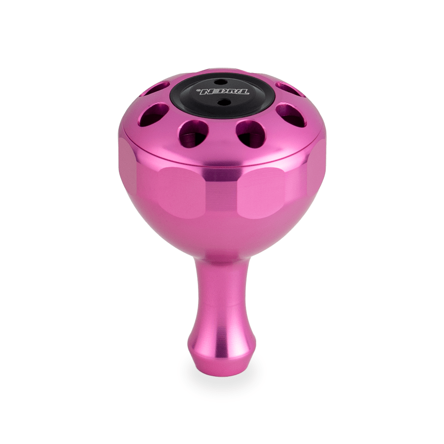 Der Taken X3 Knob 50mm von Taken ist ein rosafarbener Power Tuning Knauf für Shimano & Daiwa Angelrollen, der sich durch eine abgerundete Oberseite, einen schwarzen, runden Akzent, schlitzartige Löcher und einen zylindrischen Griff auszeichnet.