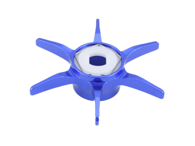 Die metallisch blaue Avail Hexagonal Sternbremse für Shimano von Avail steht auf weißem Hintergrund und zeigt sechs Speichen und eine sechseckige Öffnung in der Mitte.