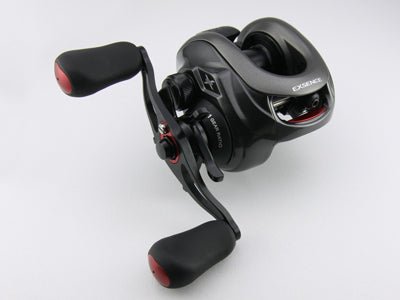 Eine schwarze Baitcasting-Rolle mit rot akzentuierten Doppelgriffen steht auf einem schlichten weiΓen Hintergrund. Sie trΓ€gt die Bezeichnung EXCELER und wurde fΓΌr passionierte Angler entwickelt. Sie ist kompatibel mit dem Avail Offset Handle STi2 fΓΌr Shimano 95/100/105mm.