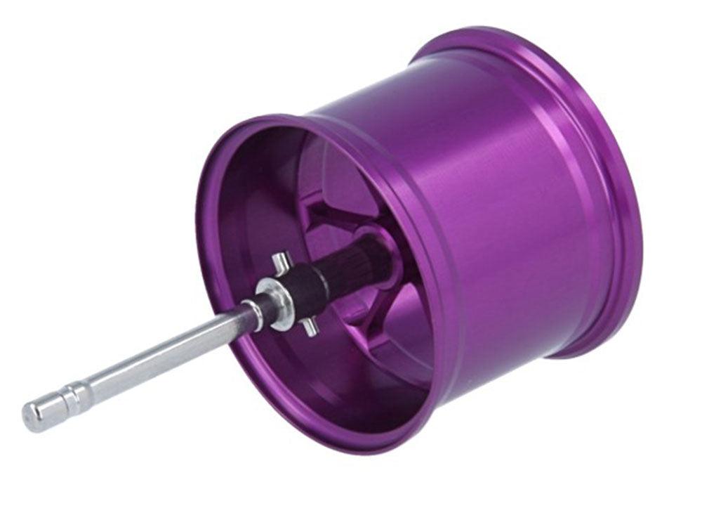 Die Avail Shimano 21 SLX BFS Microcast Spule in stylischem Metallic-Lila mit silberner Achse – das Must-Have fürs Bait Finesse! Mit dieser getunten Spule bringt du deine Rute aufs nächste Level. Perfekt für alle, die mehr aus ihrer Rolle rausholen wollen. Hier siehst du das schicke Teil schräg vor weißem Hintergrund – bereit zum Einbau und direkt einsatzbereit!.