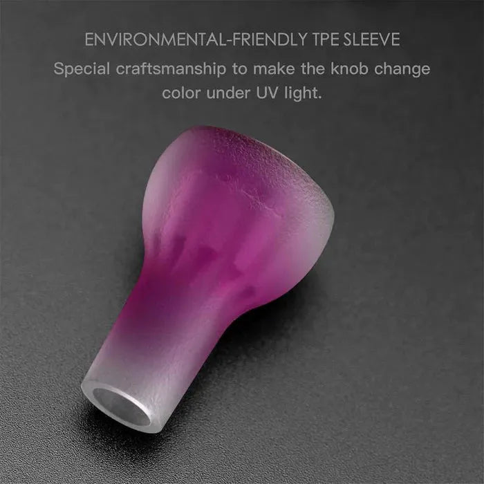 Der Gomexus 27mm Touch Knob TPE ist in transluzentem Lila mit Farbverlauf auf dunkler Oberfläche abgebildet. Der Text hebt das umweltfreundliche Material und die Farbwechselfunktion unter UV-Licht hervor. Marke: Gomexus.