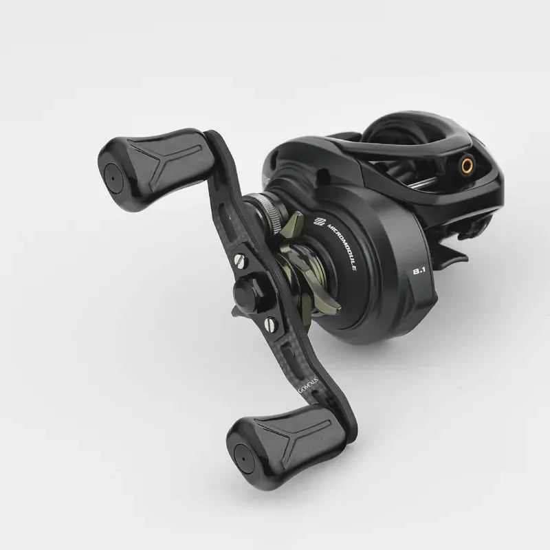 Eine schwarze Baitcastingrolle mit einem Gomexus 85|95 mm Carbon-Griff mit 21 mm großen Komposit-Knöpfen (8 x 5 mm), Metallteilen und Getriebemarkierungen auf schlichtem weißem Hintergrund. Marke: Gomexus.