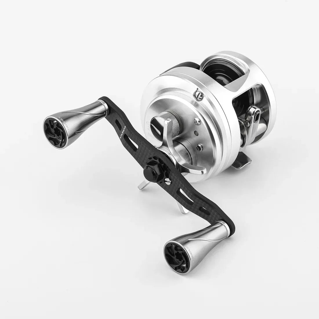 Eine silber-schwarze Baitcasting-Rolle mit zwei Griffen und Metallrahmen, mit einem Gomexus 95mm Carbongriff mit A20P Knöpfen, von Gomexus, auf einem schlichten weißen Hintergrund.