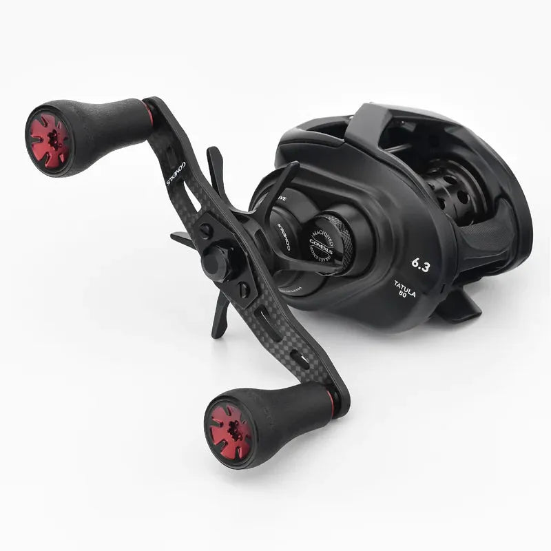 Der Gomexus 95mm Carbon Griff mit P20 Knöpfen ist ein schwarzes Upgrade für Baitcasting-Rollen mit rot akzentuierten P20 Knöpfen und Griffen, mit einer 6.3 Übersetzung von Gomexus, dargestellt auf einem schlichten weißen Hintergrund.