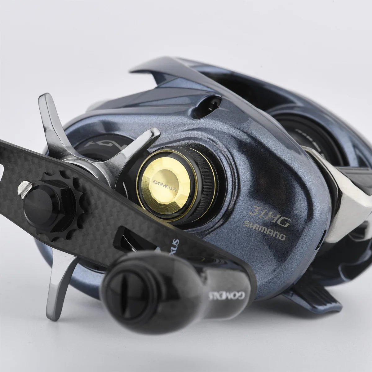 Nahaufnahme einer Shimano Aldebaran BFS Rolle – hier siehst du richtig schön das goldene Gomexus Aluminium Spool Tension Knob Cap, den CNC-gefrästen Griff und die stylische Spule. Die Modellnummer 31HG ist fett auf dem Body zu erkennen. Perfektes Setup für alle, die Bock auf Reel-Tuning und frische Teile haben!.