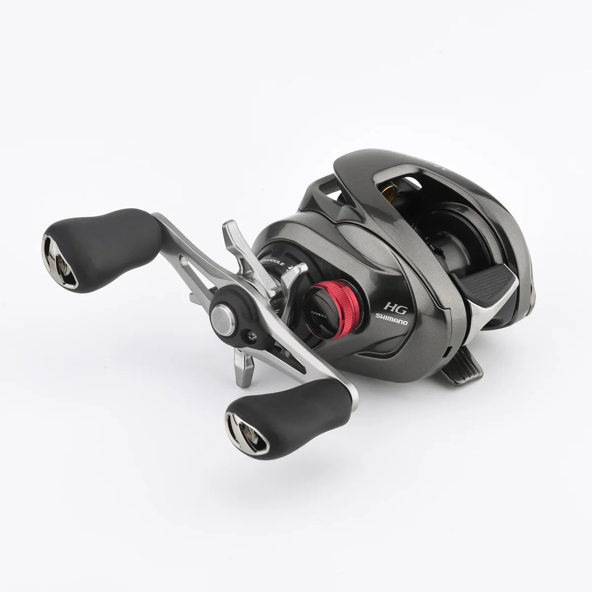 Die Gomexus Aluminum Spool Tension Knob Cap ist auf einer Shimano Baitcaster-Rolle mit einem schwarz-silbernen Gehäuse, zwei schwarzen ergonomischen Griffen und dem HG Shimano-Branding vor einem schlichten weißen Hintergrund installiert.