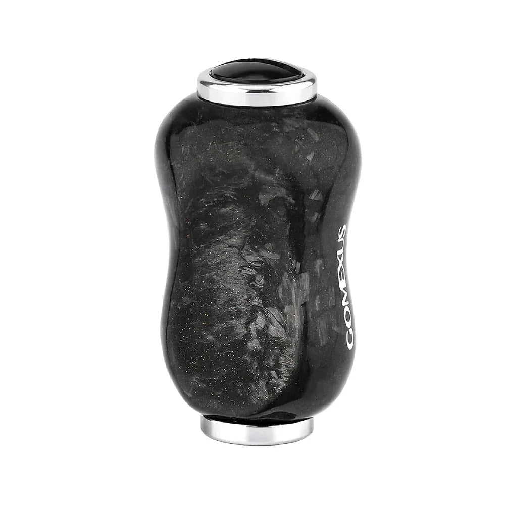 Der silberne Gomexus F22-Knauf aus geschmiedetem Carbon, der von ergonomischen Designs inspiriert ist, verfügt über runde Öffnungen an beiden Enden, die für Stil sorgen, und ein weißes COMFYS-Branding.