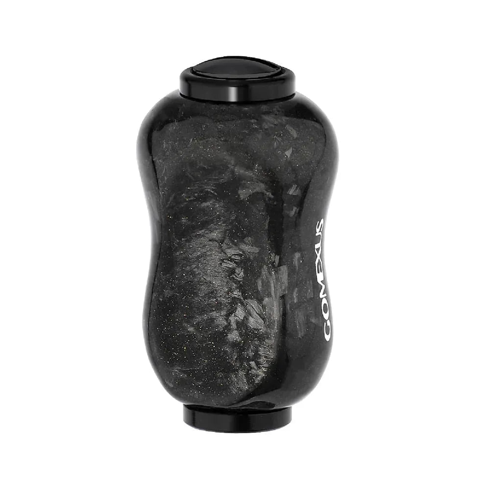 Der Gomexus Carbon Forged F22 Knob ist ein schwarzer, ergonomisch geformter Rollengriff mit glänzend marmoriertem Finish und weißem Gomexus Branding, konzipiert für ermüdungsfreies Angeln.