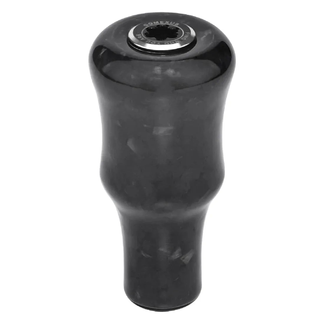 Der Gomexus Carbon Forged F24 Knob von Gomexus ist ein schwarzer, zylindrischer Schaltknauf mit ergonomischem Design und einem metallischen runden Oberteildetail aus geschmiedetem Carbon, abgebildet vor einem weißen Hintergrund.