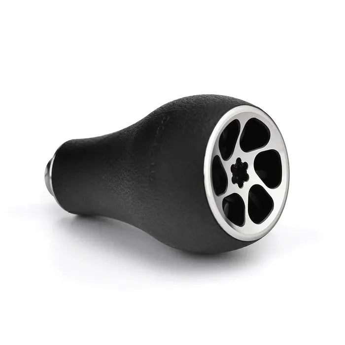 Der Gomexus Crank 120 mm Griff verfügt über 30 mm große schwarze TPE-Knöpfe mit Metallakzenten, eine sternförmige Mitte und fünf abgerundete Löcher. Ideal für die individuelle Gestaltung von Baitcasterrollen oder die Verwendung mit anderen Gomexus Griffen. Auf weißem Hintergrund fotografiert.