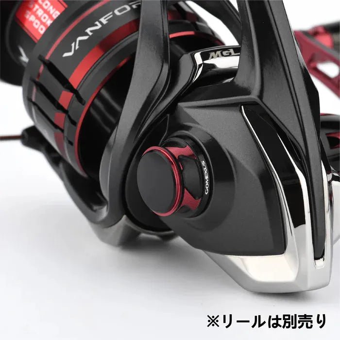 Nahaufnahme einer schwarz-roten Gomexus Griff-Schraubkappe für Daiwa/Shimano-Rollen mit metallischen Akzenten und Aluminium-Kurbelarm-Kappen. Japanischer Text: „Rolle separat erhältlich.“ Passend für Rollen der Größen 2000–5000. Marke: Gomexus.