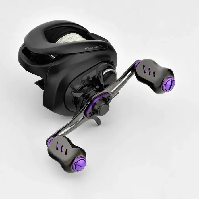 Eine Gomexus-Baitcastingrolle mit einem schwarz-violetten Kage-Titangriff und 22-mm-Titanknöpfen (8 x 5 mm) ist teilweise mit Angelschnur beladen vor einem schlichten hellen Hintergrund abgebildet.