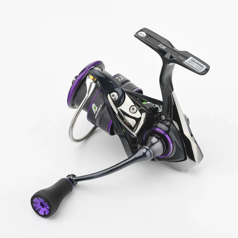 Eine Gomexus P20 mm TPE Knob-Spinnrolle in Schwarz und Lila mit einem langlebigen TPE-Griff und einem silbernen Bügelarm wird vor einem schlichten weißen Hintergrund präsentiert.