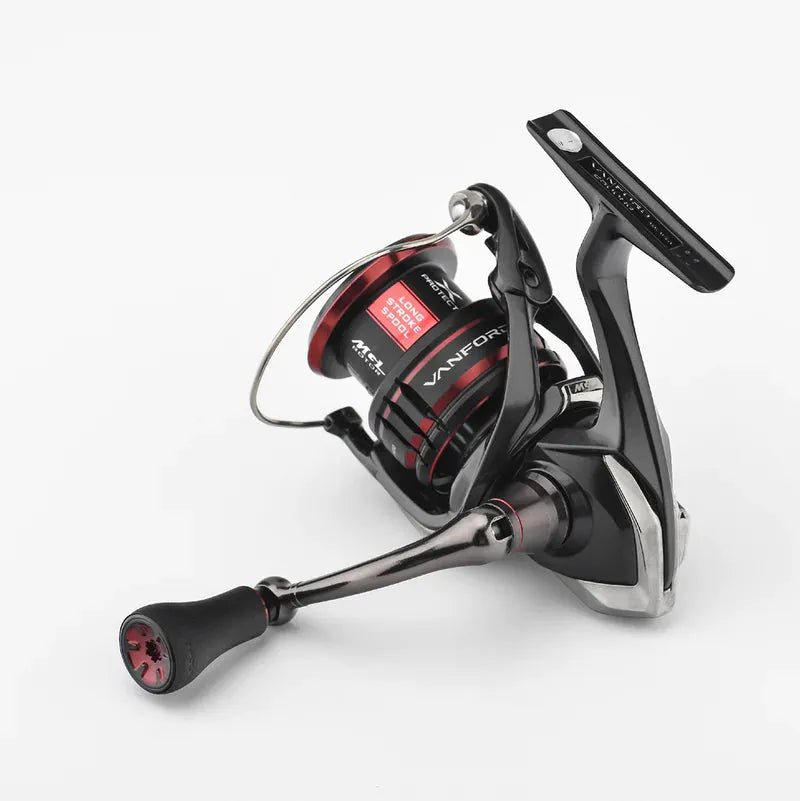 Eine Nahaufnahme einer schwarz-roten Angelrolle mit einem Gomexus P20 mm TPE-Knopf, auf dem die Marke Gomexus vor einem schlichten weißen Hintergrund zu sehen ist.