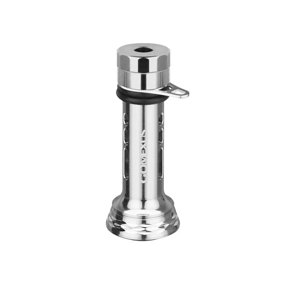 Ein Gomexus Reel Stand R4 aus poliertem Metall für Angelrollen mit zylindrischer Form, einem schwarzen O-Ring oben, einer kleinen abgewinkelten Lasche und dem an der Seite eingravierten Markennamen GOMEXUS.