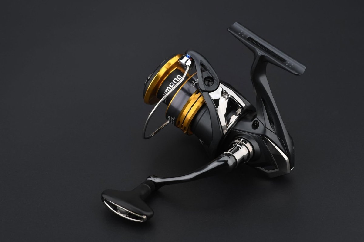 Eine Nahaufnahme des Gomexus Schnurlaufröllchens fĂŒr Shimano-Rollen, kompatibel mit den Modellen 22 Sahara, 23 Sedona, 22 Mirabel und 21 Naski von Gomexus, gezeigt vor einem schlichten dunklen Hintergrund.