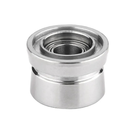 Ein Gomexus Schnurlaufröllchen für Shimano SW Angelrollen, ein zylindrisches Teil aus Edelstahl mit hohler Mitte und geriffeltem Design von Gomexus, ist vor einem weißen Hintergrund abgebildet.