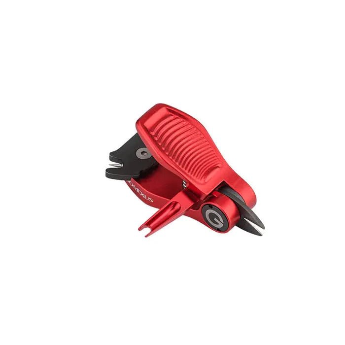 Der Gomexus SharkBite Schnurknipser Combo von Gomexus ist ein kompaktes rotes Multitool mit einem strukturierten Griff, einer schwarzen Edelstahlklinge und mehreren integrierten Funktionen, dargestellt auf einem schlichten weißen Hintergrund.